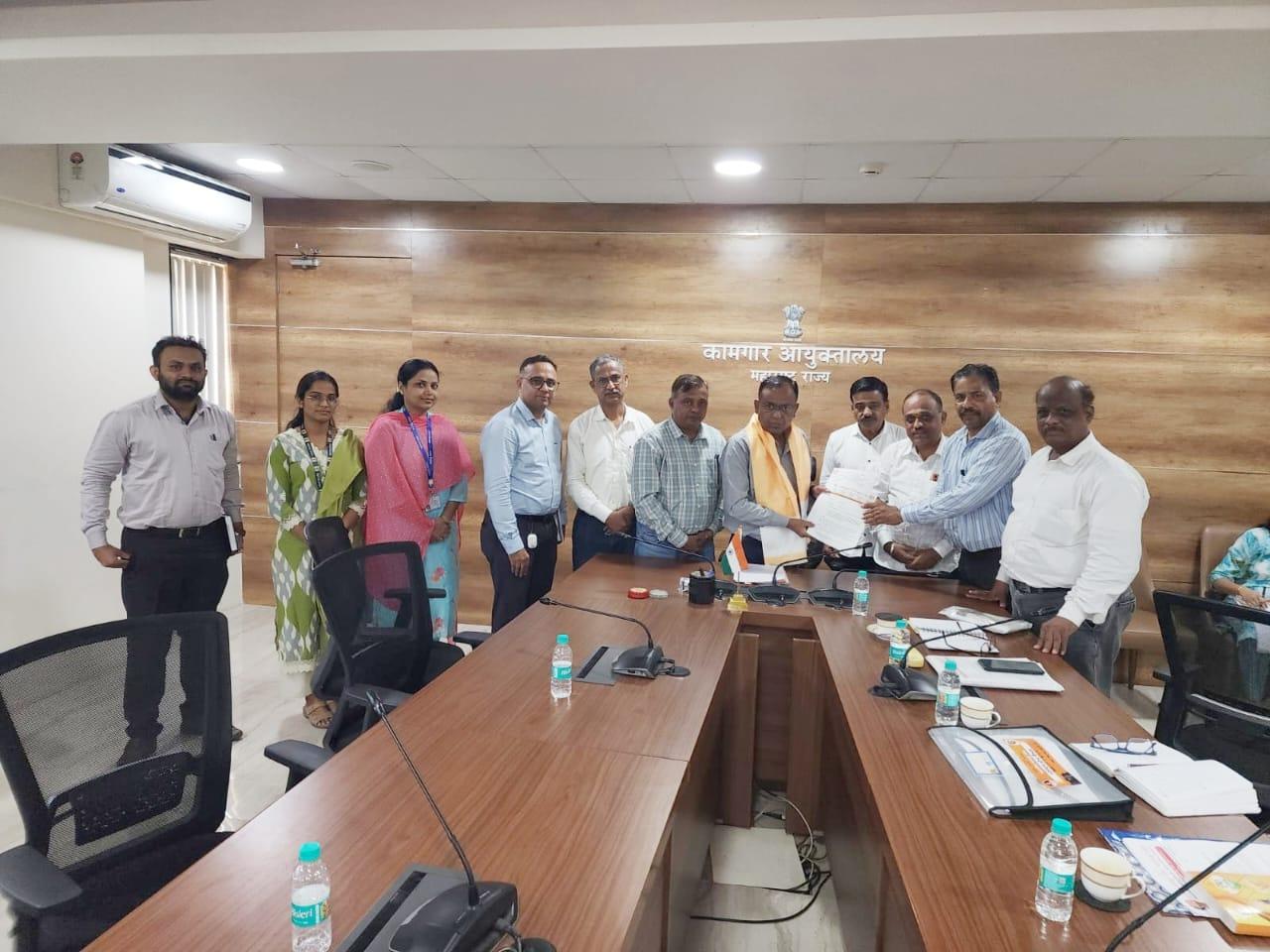 विषय : कंत्राटदारविरहित रोजगार योजनेबाबत शासनाच्या अभ्यास गटाची पहिली बैठक संपन्न; भारतीय मजदूर संघाकडून सविस्तर निवेदन सादर  महाराष्ट्र राज्यात हरियाणा राज्यातील हरियाणा कौशल्य रोजगार निगम (HKRN) च्या धर्तीवर कंत्राटदारविरहित रोजगार योजना लागू करण्याच्या दृष्टीने महाराष्ट्र शासनाने स्थापन केलेल्या अभ्यास गटाची पहिली बैठक आज (दि. १५ जुलै २०२६) कामगार आयुक्त कार्यालयात संपन्न झाली.